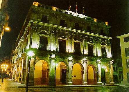 Palacio municipal durante la noche
